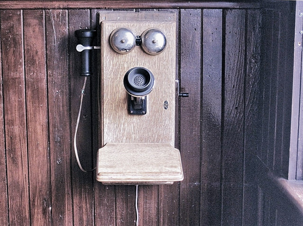 old-wall-crank-telephone-535514_1280
